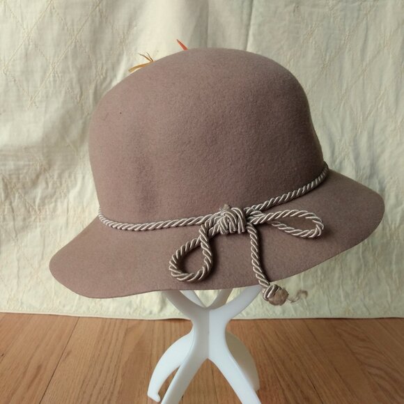 Light Brown Felt Hat with Feather Brooch Pin and Silky Cable Rope Bow - Picture 5 of 11